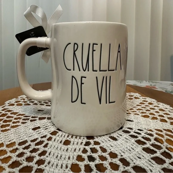 Ceramic “CRUELLA DE VIL” coffee mug - Picture 5 of 7